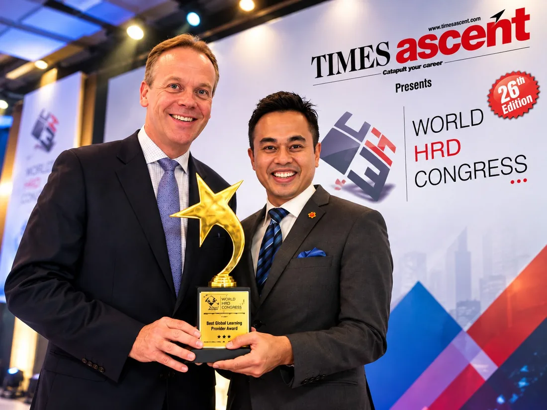 Farid Basir (right) holding the CHRO of the Year award at the 2018 World HRD Congress in Mumbai