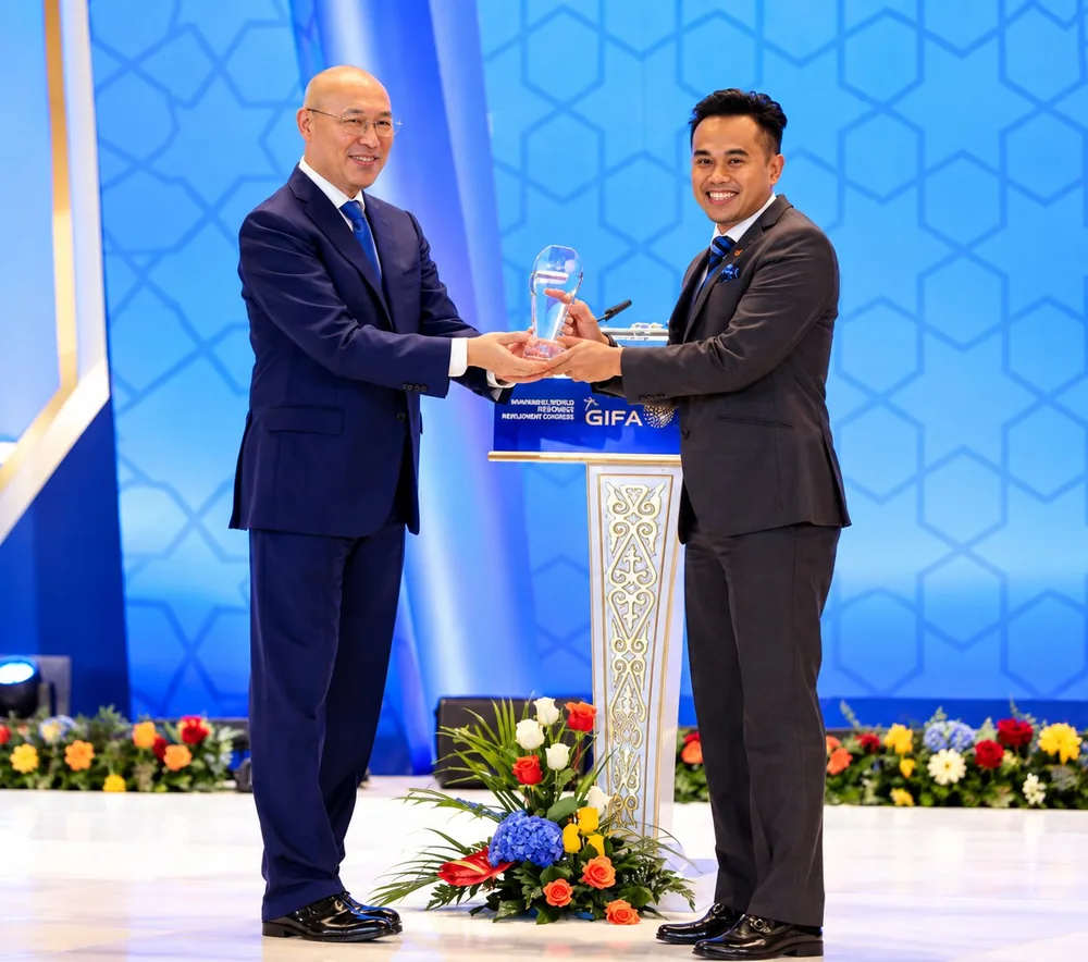 Farid Basir (right) receiving the GIFA Market Leadership Award on behalf of Bank Rakyat in Astana, 2017